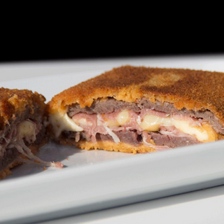 Cachopo de ternera con jamón