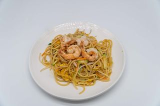 Spaghetti di grano alla piastra con gamberi