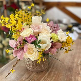 Aranjamentul zilei in vas de ceramica 