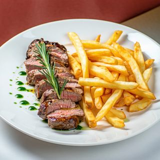 File de porc cu cartofi prajiti