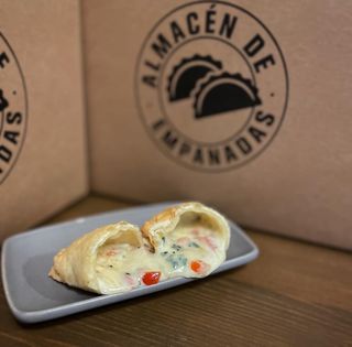 Empanada de Tomate, Mozzarella y Albahaca