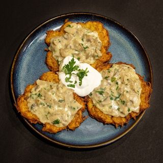 PLACKI ZIEMNIACZANE Z SOSEM PIECZARKOWYM