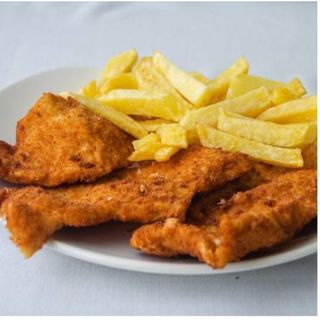 Pechuga de pollo empanada con patatas y ensalada