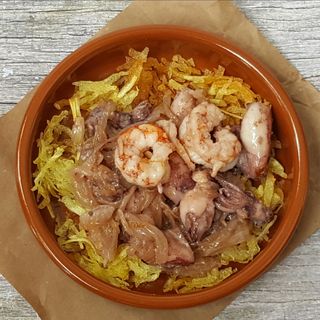Ración De Huevos Rotos Con Chipirones Y Gambas