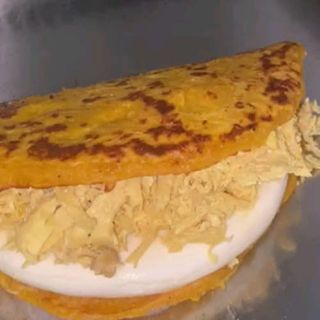 Cachapa De Queso De Mano Y Pollo