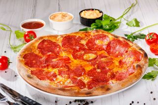 Pizza salami mică