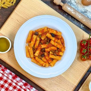 Rigatoni con promodorini, olive e capperi