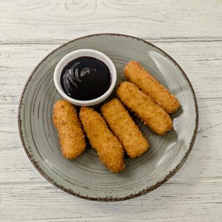 Сирні палички з соусом ягідного кюлі