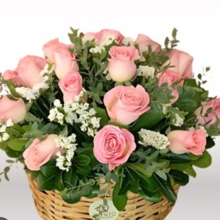 Canasta con 12 rosas
