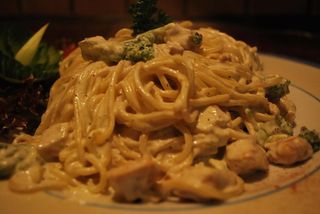 Spaghetti z brokułami i kurczakiem