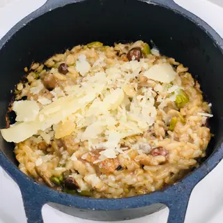 Risotto de setas con espárragos verdes, calabacín y parmesano