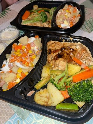 Émincé De Poulet Servi Avec Légumes Et Salade Russe 