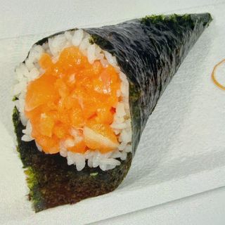 Spicy sake temaki