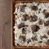 Піца курка і гриби