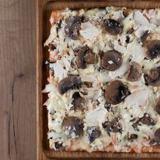 Піца курка і гриби