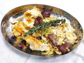 Бъркани яйца с телешки суджук 