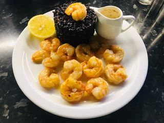 კრევეტები კარაქის სოუსით და შავი ბრინჯით