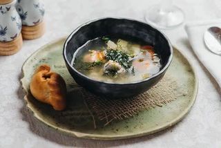 Уха рыбацкая с расстегаем