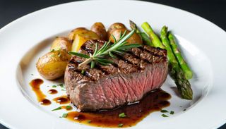 Stek z polędwicy wołowej z borowikami