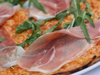 Пица с прошуто и рукола (440г)