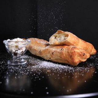 Ștrudel cu brânză și stafide