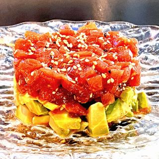 11A.- Tartar De Atún Rojo Con Aguacate Y Salsa Thai 