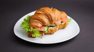 კრუასანის სენდვიჩი შებოლილი ორაგულით