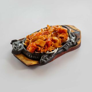 Pui cu sos tomat pe placa incinsa