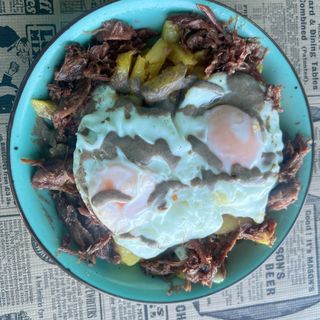 Huevos Rotos con pato y escalope de "foie"