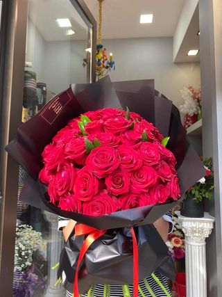 #23. 30 წითელი პრემიუმ ხარისხის ჰოლანდიური ვარდის თაიგული