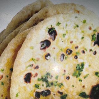 Naan com Queijo e Alho