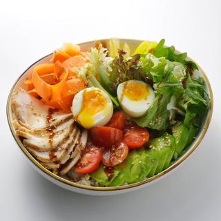 Боул с курицей и авокадо