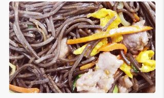 Soba con manzo al sate