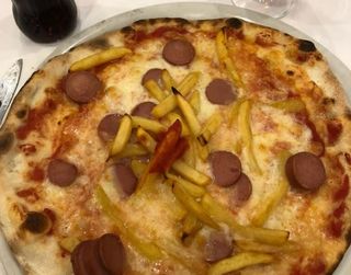 Pizza wurstel e patatine fritte