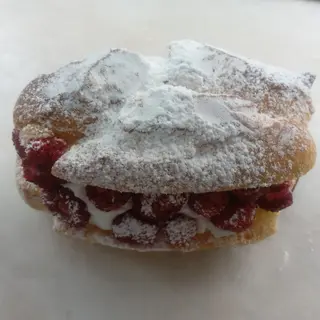 Bignè con panna con fragoline