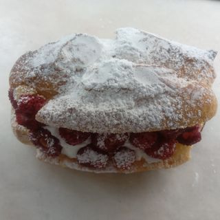 Bignè con panna con fragoline