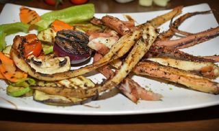 Tentacule de calamar la gratar cu legume la gratar