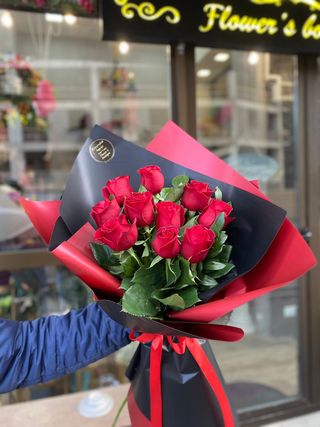 #1. 10 წითელი  პრემიუმ ხარისხის ჰოლანდიური ვარდის თაიგული