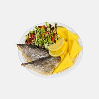 Dorada cu mămăligă și salată