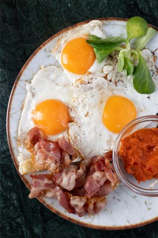 Jaja po želji sa domaćim pecivom