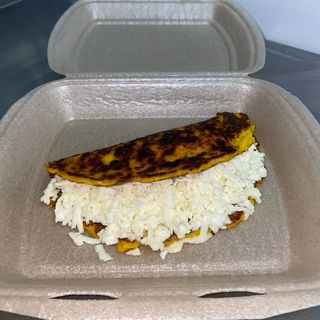 Cachapa pequeña con queso y mantequilla 
