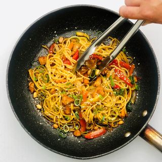 8. Spaghetti z kurczakiem i warzywami na ostro