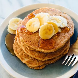 Pancakes cu zahar pudra si sirop de artar