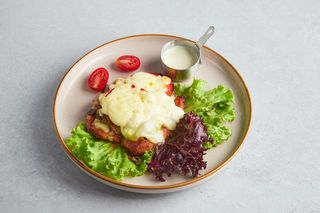 Отбивная с куриного филе под грибным жульеном (280 г)