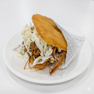 Arepa De Carne Mechada Y Queso Gouda (1 Ud.)
