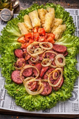 Porção de Linguiça Calabresa com Mandioca