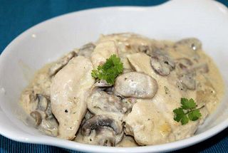 Piept de pui cu ciuperci si mamaliga