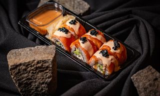 Roll with salmon and coconut sauce
