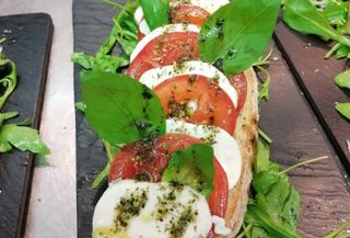 Bruschetta de Tomate com Mozzarella