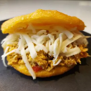 Arepa de pollo y queso fresco (1 ud.)